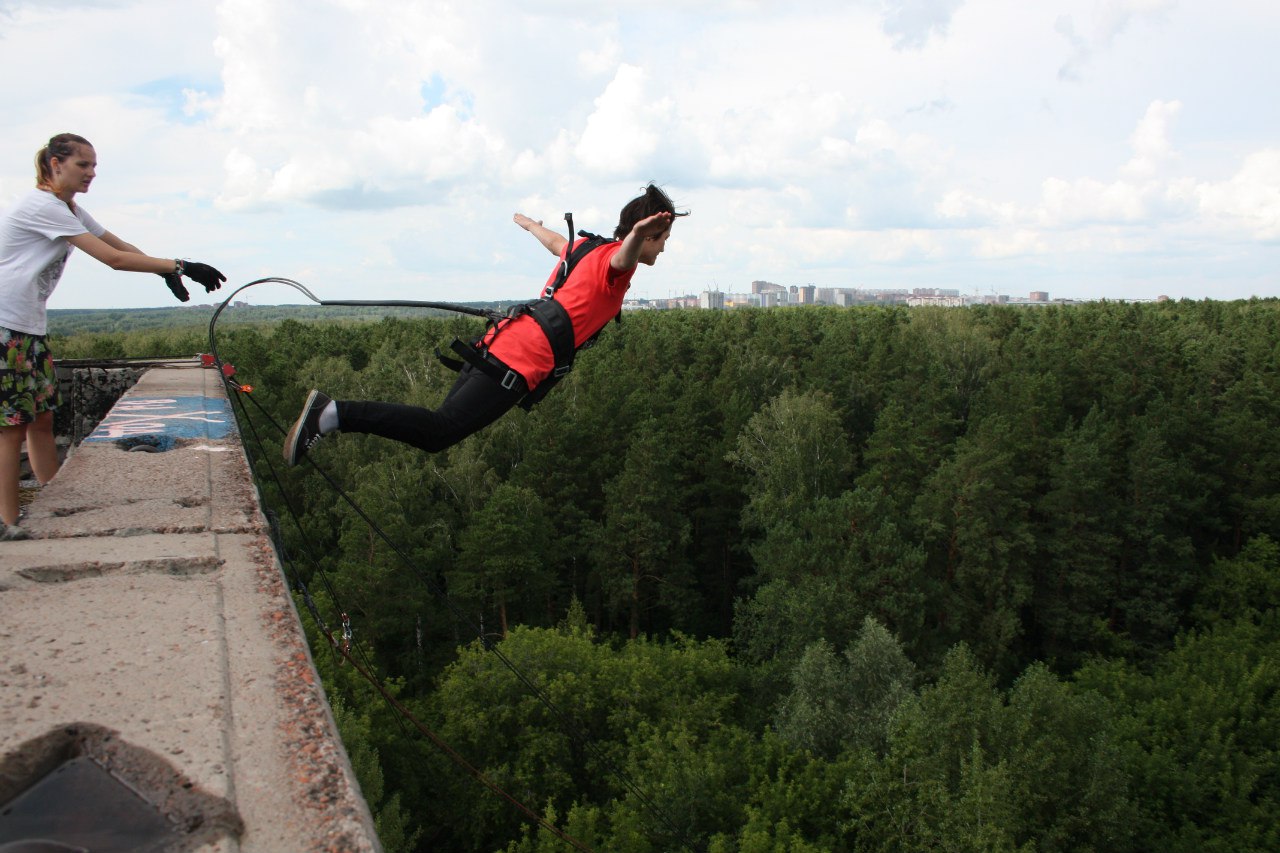 Прыжки с верёвкой с моста и других объектов в Суздале. Rope-Jumper